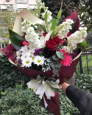 ŞEBBOY & GÜL VE KIR ÇİÇEKLERİ BUKETİ