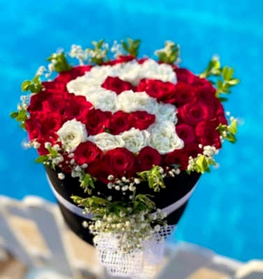 KUTUDA KIRMIZI GÜL SEVDİĞİMİN BAŞ HARFİ