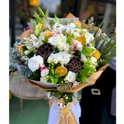 Beyazlar içinde Buketi